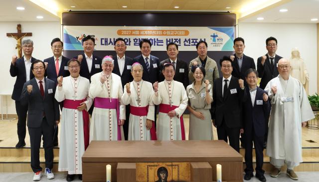 천주교 수원교구청에서 열린 대사회와 함께하는 비전선포식을 마치고 안민석 경기도교육감과 이용훈주교 경기도 주요 기초자치단체장들이 기념촬영을 하고 있다 사진경기도교육청
