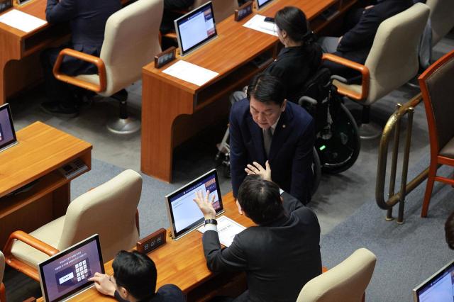 국민의힘 윤상현 의원과 안철수 의원이 윤석열 대통령 탄핵소추안 표결을 앞둔 7일 오후 서울 여의도 국회 본회의장에서 대화를 나누고 있다 20241207사진유대길 기자 dbeorlf123ajunewscom