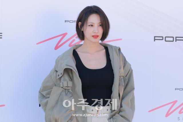 Suhyun deslumbra con elegante labial rojo en prevista de Porsche Vibe Seúl