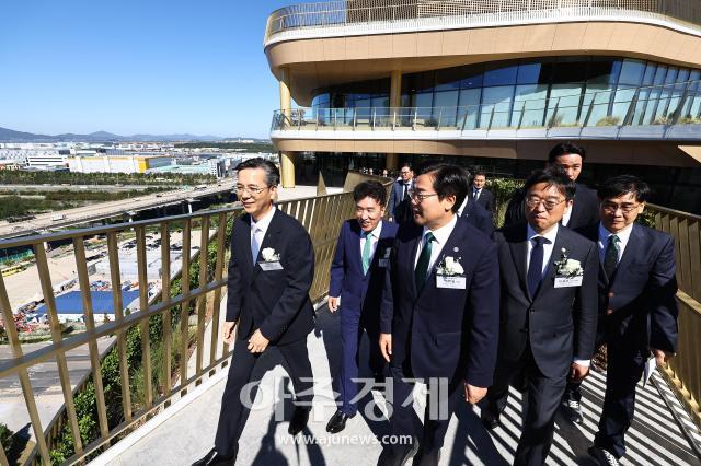 [Foto] Sede central de Hana Financial en Cheongna: visita del presidente Ham Young-joo y delegados