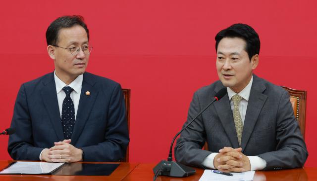 장동혁 국민의힘 대표오른쪽가 2일 취임 인사차 국회를 찾은 이형일 부총리 겸 재정경제부 장관을 만난 자리에서 발언하고 있다 사진연합뉴스