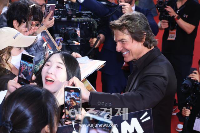 Tom Cruise ofrece un servicio de fans inagotable en la alfombra roja de Digger en Seúl