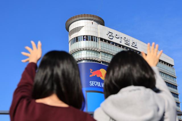 Red bull high-wire performance held in Seoul