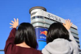 Red bull high-wire performance held in Seoul