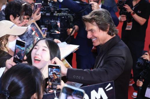 Tom Cruise attends red carpet ahead of Digger release