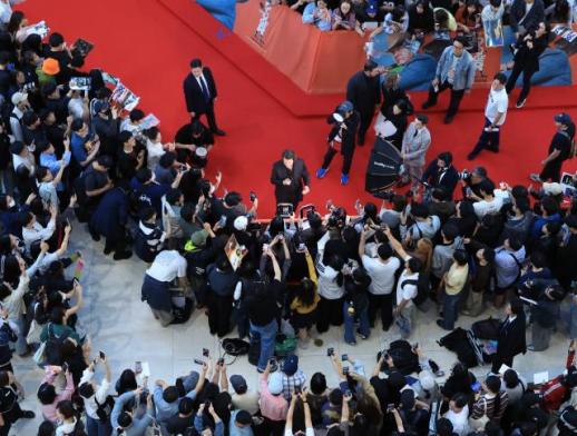 Tom Cruise attends red carpet ahead of Digger release