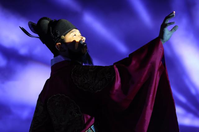 Suwon pays homage to King Jeongjo in Hwaseong festival 