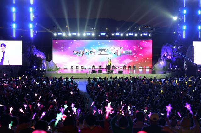 지난 2일 2026여수세계섬박람회 주행사장 열린무대에서 열린 COP33 유치 기원 KBC 축하쇼 ‘섬섬콘서트’에 많은 관람객이 모여 공연을 즐기고 있다 이날 여수세계섬박람회에는 약 4만4000명의 관람객이 방문했다사진2026여수세계섬박람회 조직위원회