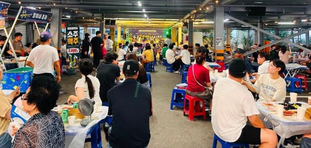 목포 동부시장 야시장을 찾은 시민과 관광객들이 먹거리와 문화공연을 즐기고 있다 목포시는 여름철 휴장을 마친 ‘달달 야시장’을 11월 7일까지 매주 금·토요일 오후 5시부터 9시까지 운영한다사진목포시