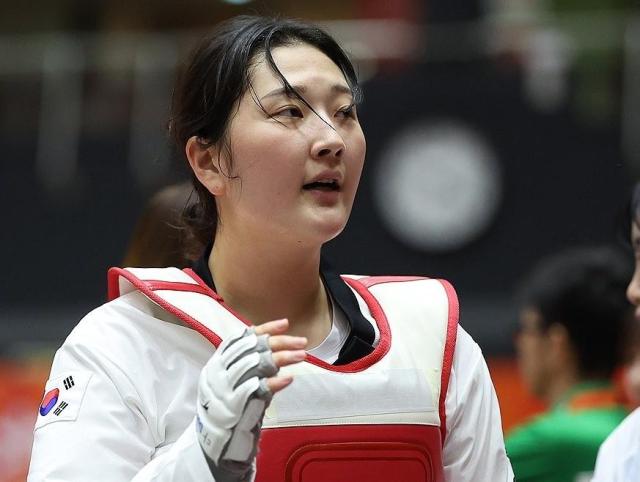 3일 일본 아이치현 도요하시 종합체육관에서 열린 2026 아이치·나고야 아시안게임 태권도 겨루기 여자 67㎏급 한국 송다빈과 이란 파테메 아흐마디 준결승 경기 경기에 승리한 한국 송다빈이 경기장을 나서고 있다 사진연합뉴스