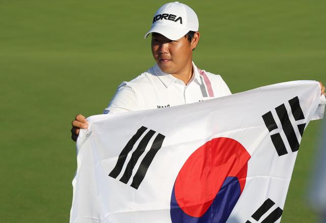  3일 일본 아이치현 가스가이 컨트리클럽 동코스에서 열린 2026 아이치·나고야 아시안게임 남자 골프 4라운드 최종 합계 18언더파 262타로 우승을 확정지은 한국 김주형이 태극기를 들고 기념촬영을 하고 있다사진연합뉴스