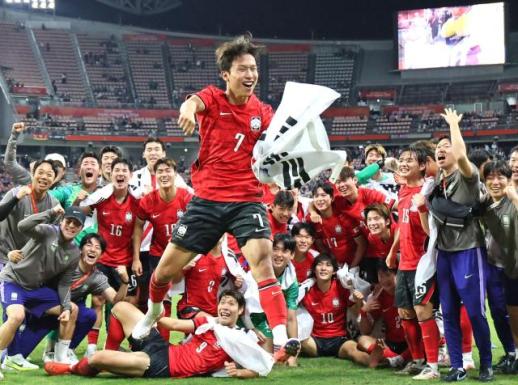 [아이치·나고야 AG] 男 축구 4연패 이끈 엄지성, 득점왕·도움왕도 싹쓸이