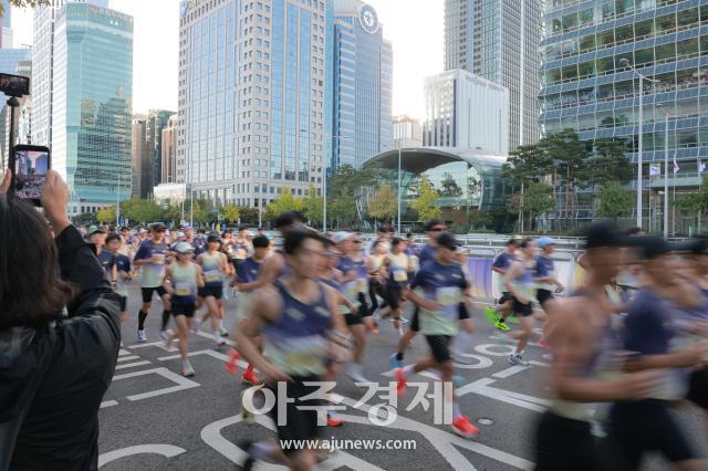 Corredores compiten en la carrera de 10 km Run Your Way Seoul en el parque de Yeouido