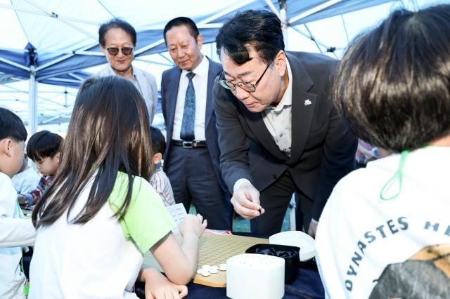 정명근 화성특례시장이 지난 3일 2026 정조대왕 효 전국 바둑축제에서 참가 어린이와 함께 바둑 대국을 펼치며 축제를 즐기고 있다 사진화성시