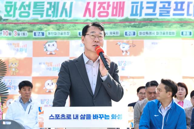 정명근 화성특례시장이 지난 3일 동탄2 수질복원센터 파크골프장에서 열린 2026 화성특례시장배 파크골프대회 개회식에서 인사말을 하고 있다 사진화성시