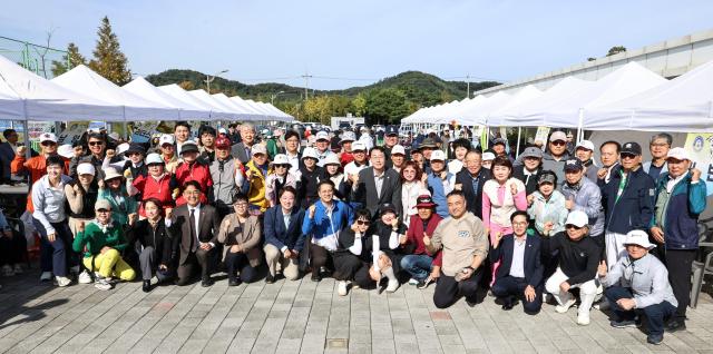 정명근 화성특례시장이 지난 3일 2026 화성특례시장배 파크골프대회 참가자들과 함께 대회의 성공적인 개최를 기원하며 기념촬영을 하고 있다 사진화성시