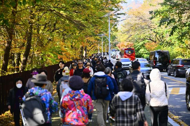 설악산 단풍길 혼잡 줄인다… 속초시 특별교통대책 가동_사진단풍철 설악산 인파 사진속초시