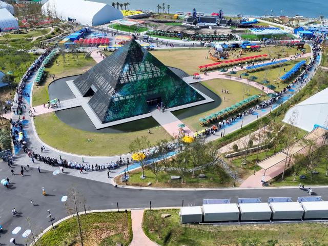 4일 2026여수세계섬박람회 주행사장에서 ‘프라임콘서트’ 입장 대기표를 받으려는 관람객들의 긴 행렬이 주제섬 주변을 둘러싸고 있다. 이날 공연을 기다리는 인파가 개장 전부터 몰리면서 입장 대기표가 오전 중 조기 마감됐다.[사진=2026여수세계섬박람회 조직위원회]