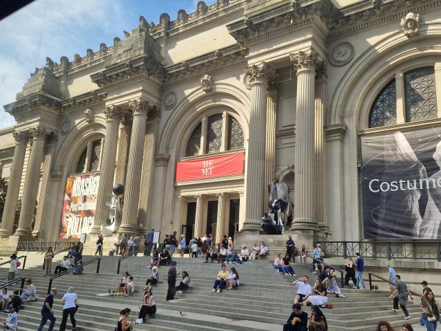 Genesis patrocina cuatro esculturas de Liu Wei que llenan fachada vacía del Museo Metropolitano de Nueva York tras 100 años