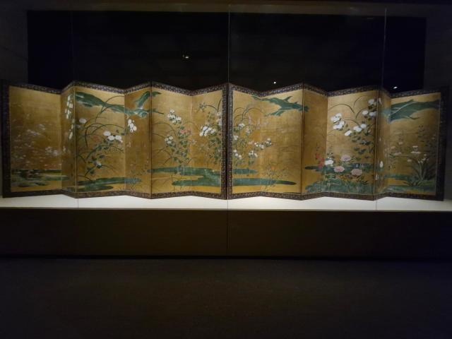 Biombo japonés de la época Momoyama del período Edo, exhibido en el interior del Museo Metropolitano de Arte. Las flores y plantas están pintadas sobre pan de oro, expresando los cambios de las cuatro estaciones. [Foto=Reportero Oh Ju-seok]