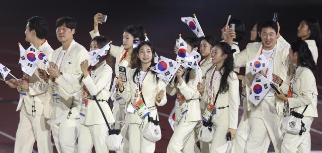 La delegación de Corea del Sur entra en el estadio de atletismo de Mizuho Park en Nagoya, Japón, durante la ceremonia de clausura de los Juegos Asiáticos de Aichi·Nagoya 2026 el 4 de octubre. [Foto: Yonhapnews]