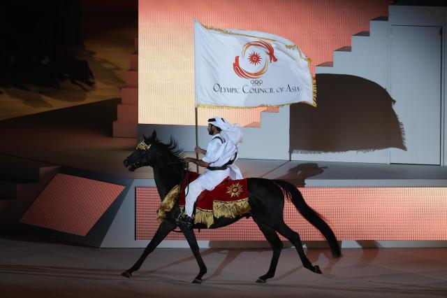Una presentación de equitación de Catar, país anfitrión de la próxima edición, se lleva a cabo durante la ceremonia de clausura de los Juegos Asiáticos de Aichi·Nagoya 2026 en el estadio de atletismo de Mizuho Park en Nagoya el 4 de octubre. [Foto: Yonhapnews]