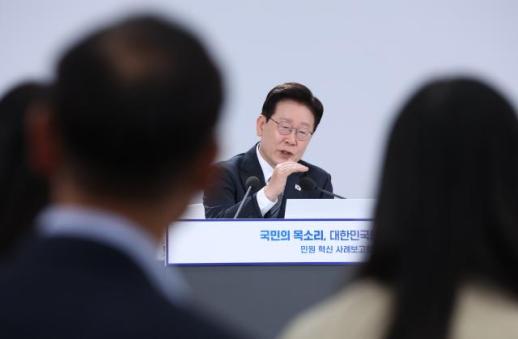 李대통령 지지율, 3주 만에 소폭 하락…좌든 우든 무책임한 극단주의 경계