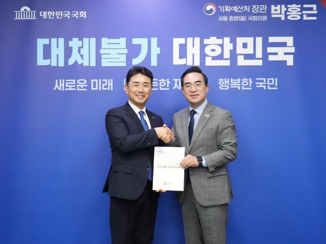 이남오 함평군수왼쪽가 국회를 방문해 박홍근 기획예산처 장관에게 함평군 주요 현안과 2027년도 국비 건의사업을 전달한 뒤 기념촬영을 하고 있다 함평군은 민선 9기 출범 이후 지역 현안 해결과 국비 확보를 위해 국회와 중앙부처를 잇달아 방문하는 등 대외협력을 강화하고 있다사진함평군