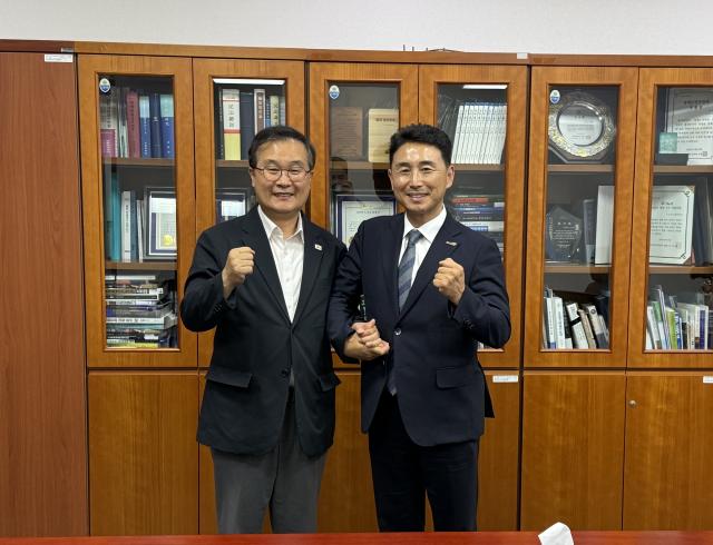 이남오 함평군수오른쪽가 국회를 방문해 이건태 국회의원과 지역 현안 해결과 국비 확보를 위한 협력 방안을 논의한 뒤 기념촬영을 하고 있다 함평군은 민선 9기 출범 이후 주요 현안의 정부 정책 반영과 국비 확보를 위해 국회와 중앙부처를 대상으로 대외협력을 강화하고 있다사진함평군
