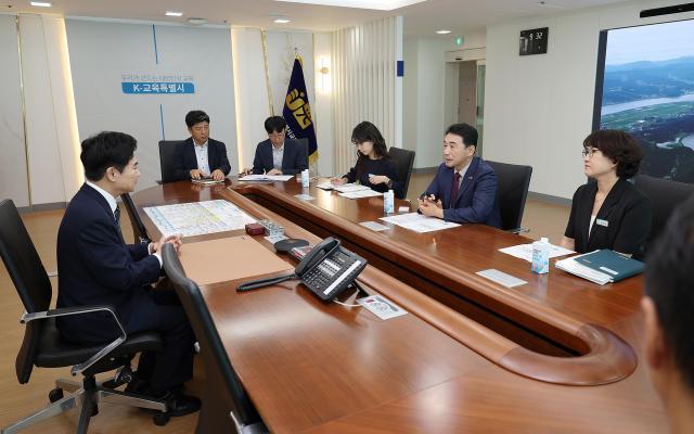 사진설명  이남오 함평군수오른쪽가 김대중 전남광주통합특별시교육감과 만나 지역 교육 현안을 논의하고 있다 함평군은 양방향 공동학군제 도입 등 교육 현안 4건을 협의하며 지역 교육여건 개선과 교육 경쟁력 강화를 위한 협력을 이어가고 있다사진함평군