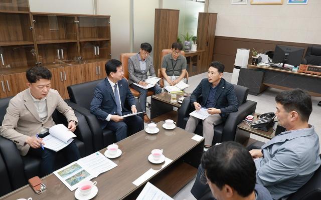 이남오 함평군수오른쪽가 박병규 광산구청장과 만나 빛그린국가산업단지 확장과 미래산업 육성 등 지역 현안에 대해 논의하고 있다 함평군은 민선 9기 핵심 과제로 빛그린산단의 RE100 기반 산업 육성과 추가 확장을 추진하며 광산구와 공동 대응에 나서고 있다사진함평군