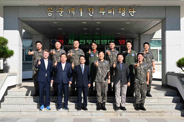이남오 함평군수 등이 광주 공군 제1전투비행단을 찾아 군 관계자들과 현장간담회를 가진 뒤 기념촬영을 하고 있다 함평군은 민선 9기 출범 이후 지역 주요 현안 해결을 위해 관계기관과의 현장 소통과 협력을 이어가고 있다사진함평군