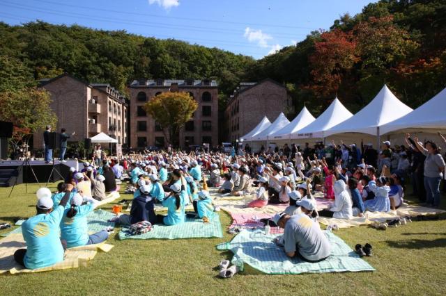 지난 4일 다문화 어울림 캠프 참가자들이 잔디마당에서 게임을 즐기고 있다사진한컴