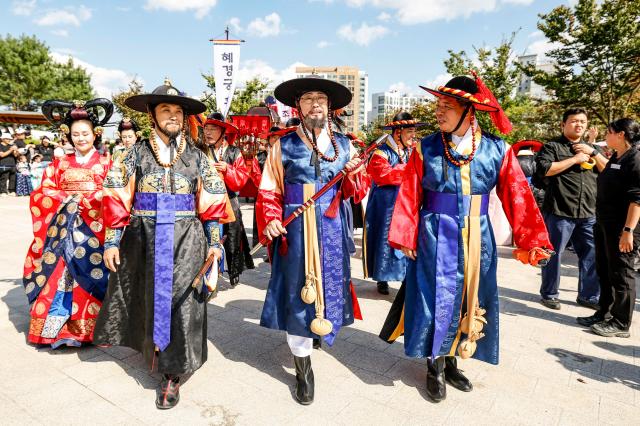 4일 화성특례시에서 열린 2026 정조대왕능행차에서 정명근 화성특례시장가운데이 전통 복장을 한 시민 행렬단과 함께 행진하고 있다 사진화성시