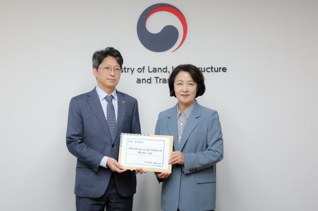 2일 오후 추미애 경기도지사가 국토발전전시관에서 홍지선 국토교통부 장관을 만나 주택공급 정책 관련 정부 경기도 상호협력을 위한 제도개선 건의사항을 전달한 뒤 기념사진을 촬영하고 있다 사진경기도