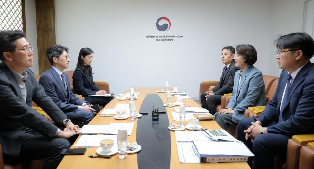 2일 오후 추미애 경기도지사가 국토발전전시관에서 홍지선 국토교통부 장관을 만나 경기도가 건의한 주택공급 정책 제도개선의 필요성을 설명하고 국가계획 반영을 요청하고 있다 사진경기도