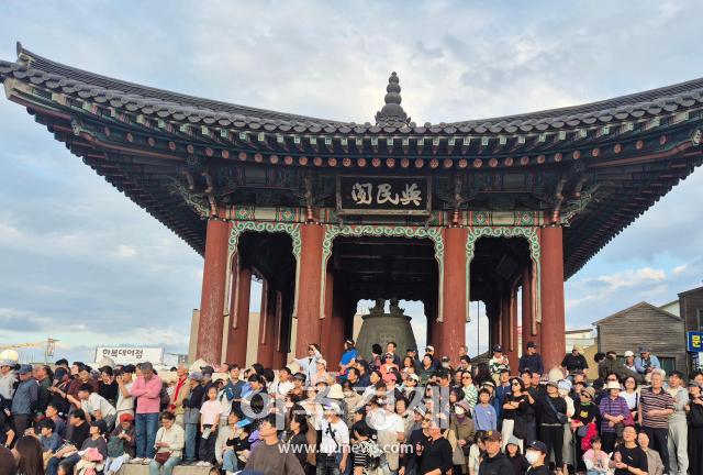 행사를 보기위해 모인 