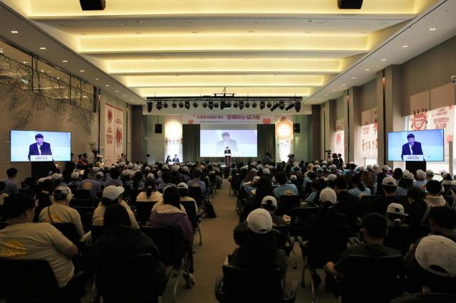 지난 4일 경기도 가평 청리움에서 김상철 한컴그룹 회장의 축사와 함께 다문화 어울림 캠프 함께하는 즐거움 개회식이 열리고 있다사진한컴