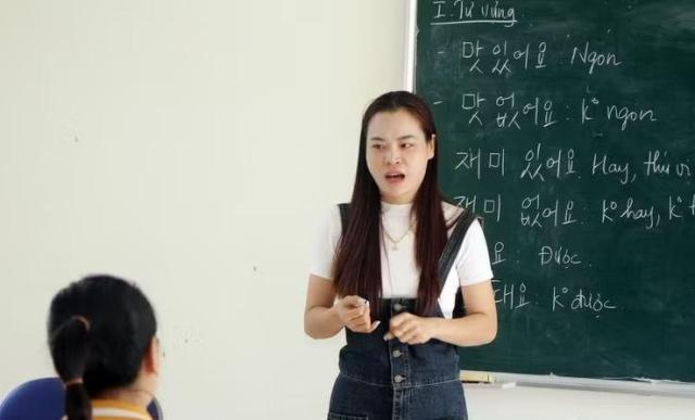 한국어를 가르치는 한 교사의 모습 사진베트남 통신사