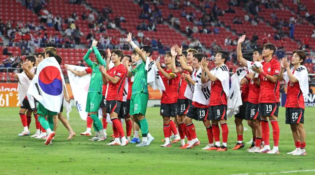  3일 일본 아이치현 도요타 스타디움에서 열린 2026 아이치·나고야 아시안게임 남자 축구 대한민국과 일본의 결승 승리 후 금메달을 획득한 한국 선수들이 팬들을 향해 인사를 하고 있다 사진연합뉴스