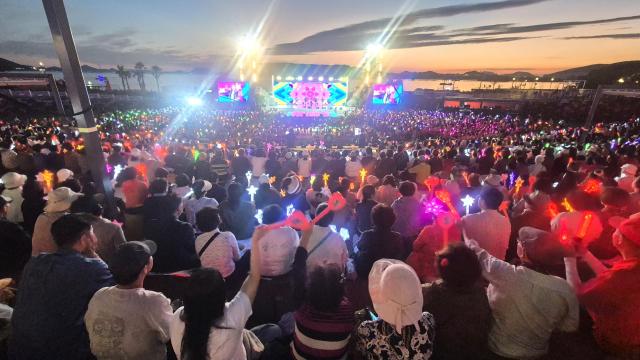 지난 4일 2026여수세계섬박람회 주행사장 열린무대에서 열린 ‘프라임콘서트’에 관람객들이 형형색색의 응원봉을 흔들며 공연을 즐기고 있다 여수 밤바다의 노을을 배경으로 객석을 가득 메운 인파가 어우러지며 박람회장의 연휴 열기를 더했다사진2026세계섬박람회 조직위원회