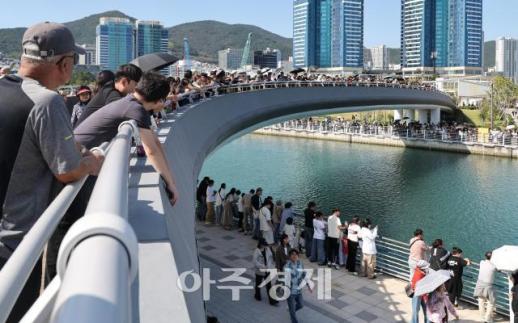 [광화문 갤러리] 부캉이 보려고 쌍안경까지…북항에 몰린 시민들