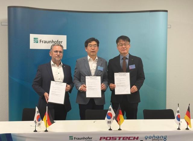 포항시와 포스텍은 지난 2일현지시간 유럽 최대 응용연구기관인 독일 프라운호퍼와 배터리 기술 분야 국제공동연구 협력을 위한 양해각서MOU를 체결했다 사진포항시