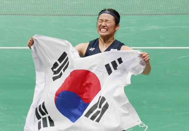 29일 일본 아이치현 이치노미야 시립체육관에서 열린 2026 아이치·나고야 아시안게임 배드민턴 여자 단식 결승 대한민국 안세영과 일본 야마구치 아카네의 경기 승리를 거두며 2022 항저우 대회에 이어 2회 연속 여자 단식 정상을 지켜낸 안세영이 태극기를 들고 환호하고 있다 사진연합뉴스