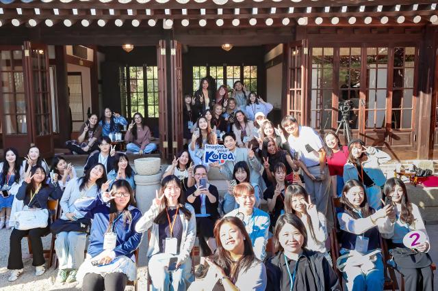 코리아 사운드 저니 행사 참가자들이 한국관광 명예홍보대사 박보검과 함께 기념촬영을 하고 있다 사진한국관광공사