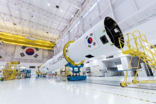 韓国国産ロケット5号機「ヌリ号」、7日の打ち上げ控え発射台へ移動