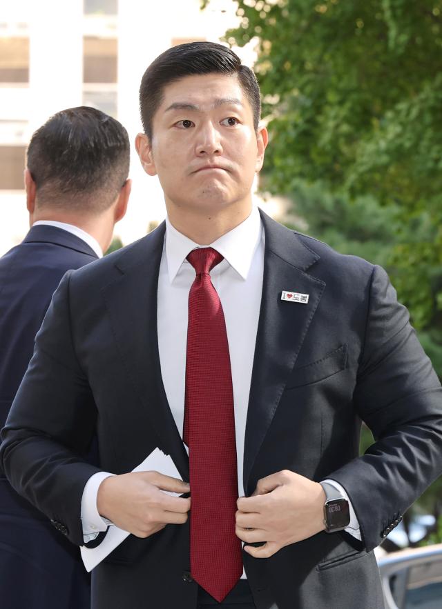 정원오 전 서울시장 후보의 성동구청장 재임 시절 멕시코 캉쿤 출장 관련 의혹을 제기한 혐의로 고발된 김재섭 국민의힘 의원이 국정감사 첫날인 6일 서울 마포구 서울경찰청 광역수사단 공공범죄수사대에 피의자 신분으로 출석하고 있다 사진연합뉴스