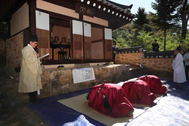 마당제를 지내고 있다 사진상주시