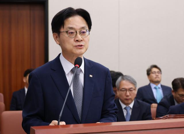 김정관 산업통상부 장관이 6일 국회에서 열린 산업통상자원중소벤처기업위원회 국정감사에서 업무보고를 하고 있다 사진연합뉴스