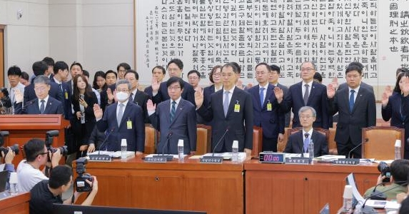 [포토] 조희대 대법원장, 국회 선서 거부